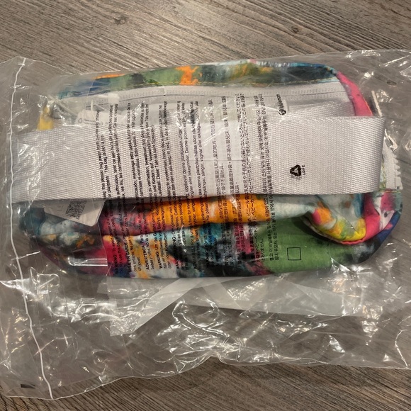 Lululemon Everywhere Belt Bag No Limits White Multi / Vapour NWT - Picture 2 of 2